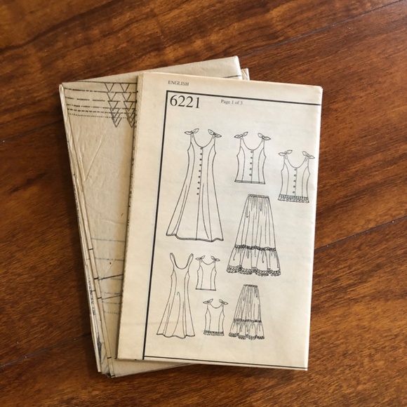 4 Dress Sewing Patterns Young Woman - Picture 7 of 13